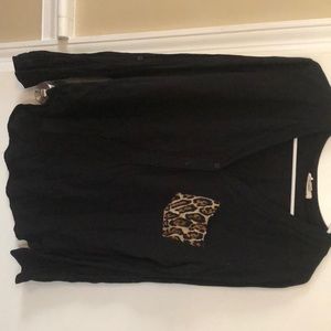 Women’s top cheetah pocket